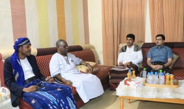 المهرة.. بن عفرار والحوشبي يطمئنان على صحة  الفنان المهري "عسكري حجيران"