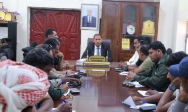 محافظ سقطرى يؤكد على أهمية إلتزام الوكالات السياحية باللوائح والتقيد بعادات وتقاليد المجتمع المحلي وإحترامها