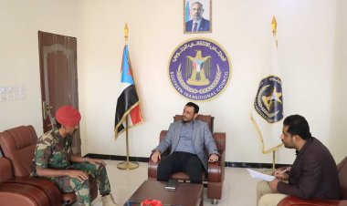 رئيس تنفيذية انتقالي شبوة يلتقي رئيس شعبة التوجيه المعنوي لألوية الدفاع