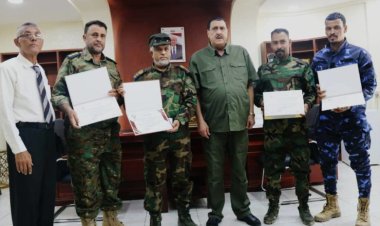 مدير آمن العاصمة عدن يكرم مدير شرطة القاهرة بشهادة شكر وتقدير