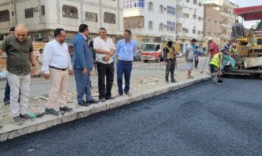 العاصمة عدن.. مأمور المنصورة يدشن مشروع إعادة تأهيل لأحد الطرق المتهالكة بالمديرية.