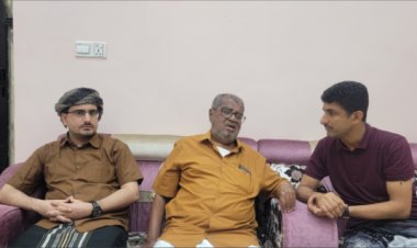 الحوشبي وبن عفرار يزوران الشخصية الإعلامية علي الجعفري ويطمأن على صحته