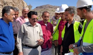 انتقالي الضالع يتفقد مشروع سفلتة طريق الازارق