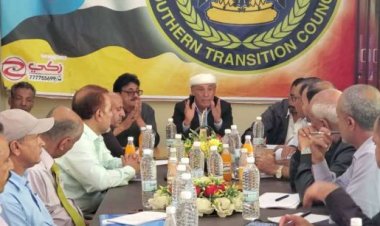 محافظ حضرموت يتفقد العمل بمسارات طرق جديدة وإعادة تأهيل الشوارع الرئيسة بالمكلا