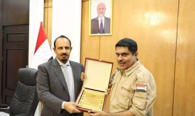محافظ حضرموت يكرّم رئيس الانتقالي بالمحافظة، على جهوده أثناء إعصار تيج