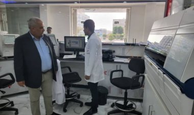 مدير عام صحة عدن يزور مركز الخمسين الطبي ويطلع على أدائها في تقديم الخدمة الطبية للعمالة والإقامة لخارج الوطن