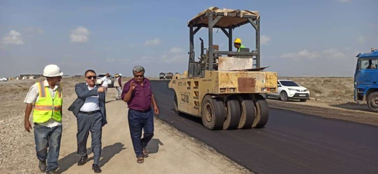 الأمين العام للمجلس المحلي بأبين يدشن أعمال مشروع سفلتة الطريق الممتد من جولة دغلان إلى ملعب خليجي عشرين