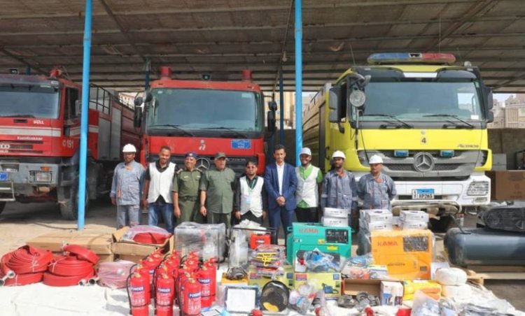 الوكيل الجيلاني والعميد المنهالي يسلمان معدات ثقيلة وأدوات السلامة المهنية للدفاع المدني بدعم من مؤسسة إسناد