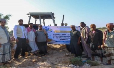 تدشين مشروع حراثة الاراضي الزراعية وتوزيع البذور بالمهرة