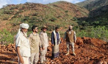 الوكيل السقطري والأحمري يتفقدان سير العمل في طريق مناطق شعاب المتضرر من اعصار تيج