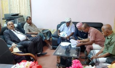 نائب محافظ لحج الصلاحي يناقش مع مدير عام مديرية تبن آلية قبول مناقصات لتنفيذ مشاريع خدمية بالمديرية.