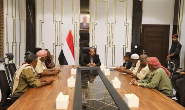 محافظ حضرموت يؤكد الاهتمام بمناضلي الثورة والشهداء ورعاية أسرهم وذويهم