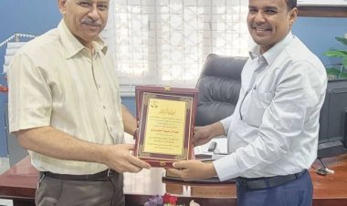 الجاوي يتسلم درعا تكريميا من قيادة المنطقة الأولى لكهرباء عدن