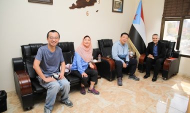 اليافعي يستقبل الطاقم السياحي الصيني ويعد بترميم النصب التذكاري للرحالة الشهير (تشنغ خه)