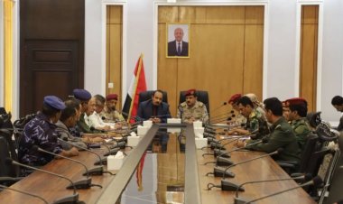 محافظ حضرموت ووزير الدفاع يترأسان اجتماعًا للجنة الأمنية بالمحافظة