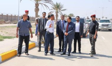 محافظ حضرموت يتفقد أعمال الصيانة بالشارع العام الدولي المغلق بالريان تمهيدًا لإعادة افتتاحه .