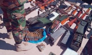 القوات المشتركة تضبط كمية من الذخائر والسلاح بأحد المحلات لبيع السلاح بشبوة