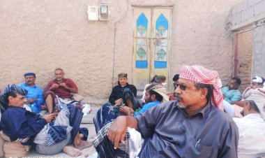 نائب رئيس انتقالي ابين يؤدي واجب العزاء لمدير الادارة التنظيمية بانتقالي المحافظة عبدالله برهوت بوفاة اخيه