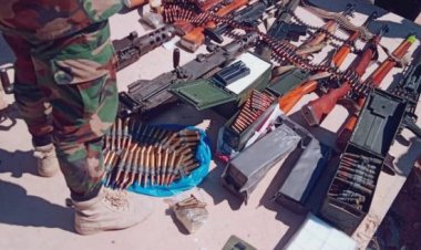 القوات المشتركة تضبط كمية سلاح وذخائر في مداهمة بعتق