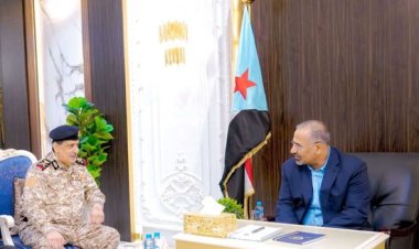 الرئيس الزُبيدي يطمئن على جاهزية القوات البحرية لتأمين الملاحة