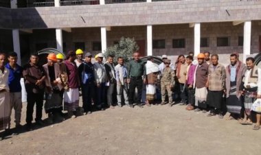 مأمور الازارق بالضالع يدشن توزيع شبكات الري لعدد من المزارعين في المديرية