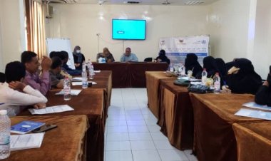 نائب مدير عام صحة لحج يلتقي بوفد الهلال الأحمر ويناقش معه عملية الاستفادة من الأدوية الفائضة في صيدلية المركز