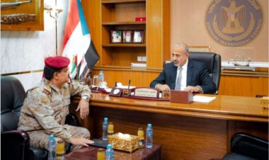 العاصمة عدن.. الرئيس الزُبيدي يكلف وزير الدفاع برفع كفاءة القادة والأفراد