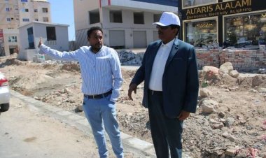 المدير العام لمديرية مدينة المكلا يتفقد سير اعمال بلاط الانترلوك بجولة شبام ويزور ورشة المؤسسة العامة للطرق والجسور