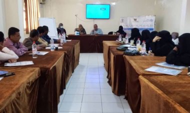 نائب مدير عام مكتب الصحة العامة والسكان بلحج يفتتح الدورة التدريبية المعالجة التكاملية للحالات المرضية