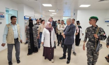 مديرعام الصحة بالعاصمة عدن وممثل وزارة الاتحاديه الالمانيه يزوران مستشفى الصداقة