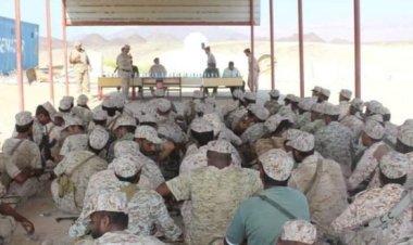 رئيس شُعبة التوجيه المعنوي بقيادة المنطقة الثانية يلقي محاضرة توجيهية حول “التعامل مع المواطنين ومركباتهم المارة” عبر النقاط العسكرية بالحمراء غرب المكلا