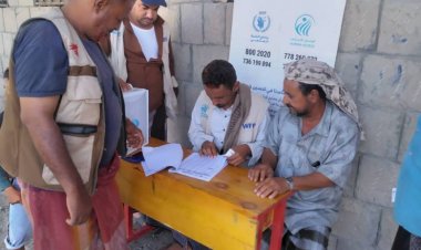 رئيس انتقالي كرش يشرف على توزيع المساعدات الغذائية المقدمة من برنامج الغذاء العالمي لأهالي مركز الفرقان.