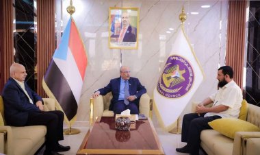 رئيس الجمعية الوطنية يطّلع على سير عمل المؤسسة الاقتصادية بالعاصمة عدن