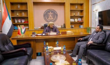 الرئيس الزُبيدي يلتقي رئيس انتقالي شبوة ويطّلع منه على آخر المستجدات بالمحافظة