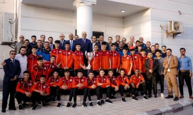 العاصمة عدن.. الرئيس الزُبيدي يستقبل بعثة منتخب الناشئين ويشيد بالإنجاز الكروي الذي حققه