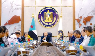 الرئيس الزُبيدي يجدد التزام المجلس الانتقالي والحكومة بتقديم كافة التسهيلات لرجال المال والأعمال