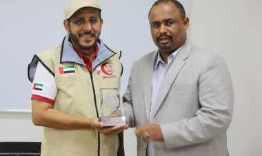 مناقشة سبل التعاون المشترك بين مكتب وزارة الصحة العامة والسكان بحضرموت الساحل و الهلال الأحمر الاماراتي 