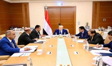 رئيس مجلس القيادة الرئاسي يجتمع برئيس الوزراء والمسؤولين المعنيين بالشأن الاقتصادي والسياسي والاعلامي