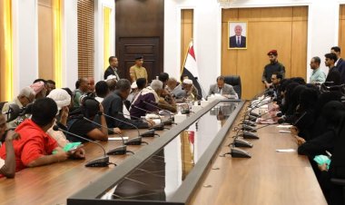 خلال لقائه المواطنين واستماعه لاحتياجاتهم -   محافظ حضرموت للمكاتب التنفيذية : لا باب يُوصد أمام المواطنين