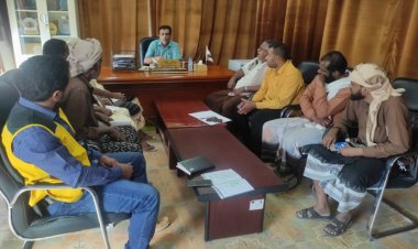 مدير عام مديرية القطن يلتقي المدراء المعنيين ومندوب منظمة سول والمقاول لتنفيذ مجاري مستشفى القطن العام.