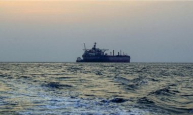 احتراق سفينة عقب استهدافها من قبل الحوثيين في عدن