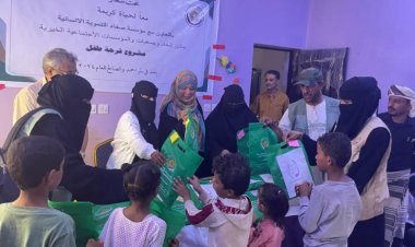 اتحاد الجمعيات والمؤسسات الاجتماعية يدشن توزيع ملابس للفقراء والمحتاجين في منطقة بئر أحمد بالعاصمة عدن