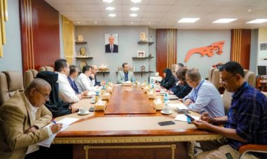 محافظ عدن يدعو لحلول عاجلة لمشكلتي النزوح واللاجئين