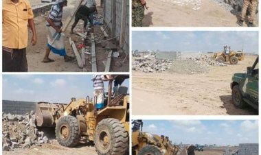 قوة امنية تشرع بازالة بناء في الشيخ عثمان