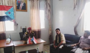 رئيس المجلس الانتقالي الجنوبي في محافظة أرخبيل سقطرى يزور اللواء الأول مشاة بحري