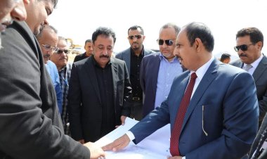 محافظ حضرموت ورئيس الهيئة العامة للاراضي بالجمهورية يتفقدان الأعمال بالمرحلة الثانية لخور المكلا وطريق "الدائري وسط"