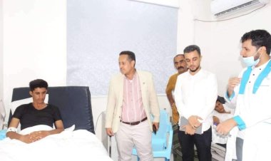 رئيس تنفيذية انتقالي لحج يطمئن على صحة الجندي طارق البكري