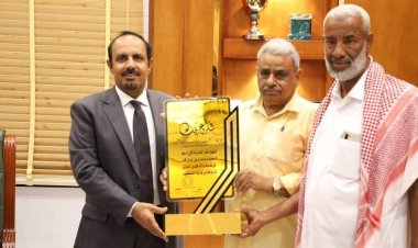 درع وفاء وعرفان لمحافظ حضرموت لدعمه ورعايته لشريحة المعاقين