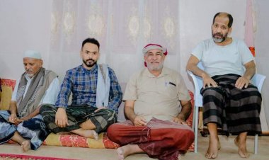 رئيس إنتقالي غيل باوزير يطمئن على صحة المناضل/ خالد عبيد السكوتي ويشيد بدوره النضالي.