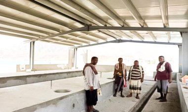 مدير مكتب الشؤون الاجتماعية والعمل ببروم ميفع يتفقد مشروع الإنزال السمكي بمنطقة حصيحصة .  .